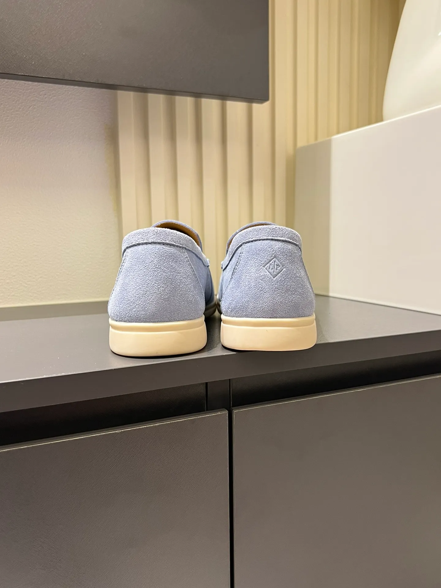 Men's shoes 💰p360 "Loro men's shoes 💰pian'*" Classic L men's shoes for couples 💰p Top version British flat loafers, a must-have item in old money style, the minimalist design is eye-catching and durable, a plus point for dressing The soft foot feel and texture are outstanding. They don’t scratch your feet and are very nice. They are matched with soft and waxy soles. They can be worn daily for a long time without getting tired. They are easy to wear, versatile and classic items, with perfect foot feel and texture! Imported cashmere fabric, the lining is made of imported A-grade water-dyed cow lining, the top version of the genuine leather midsole is sewn with pure handmade mark thread! Size: Female 35-40 (34. Customized) Male 38-44 (45.46. Customized)